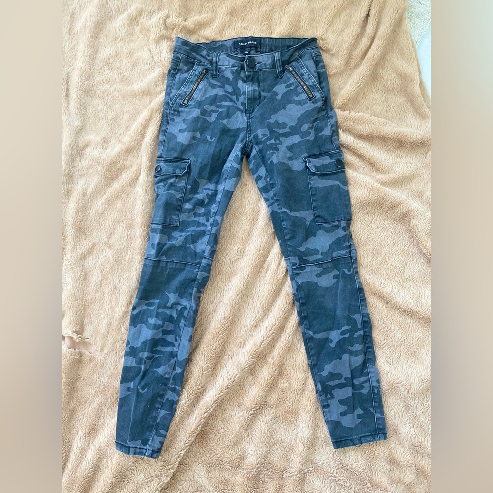 Women’s Black Camo Skinny Jeans with thigh pockets